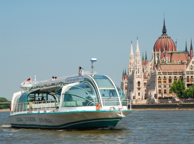 Sightseeing by boat
